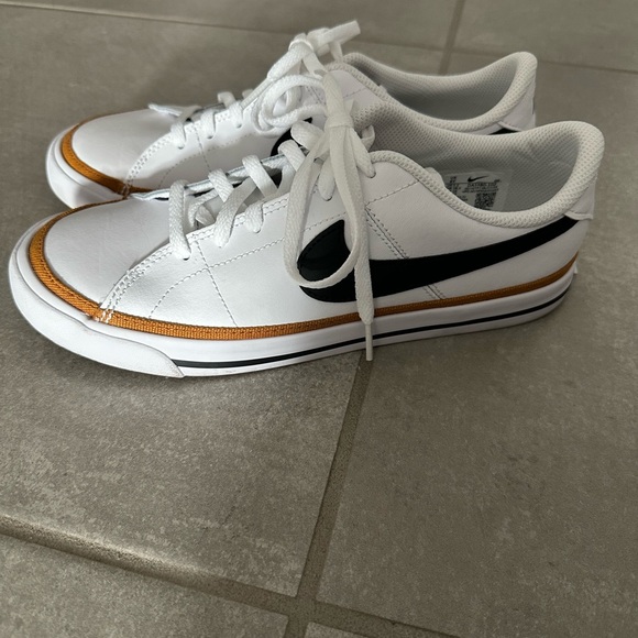 Nike Court Legacy — 6Y, or women’s 7.5 - Picture 7 of 8